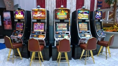 ratu Monopoly Live broadcast showing dealer at physical board and wheel with live prediction interface